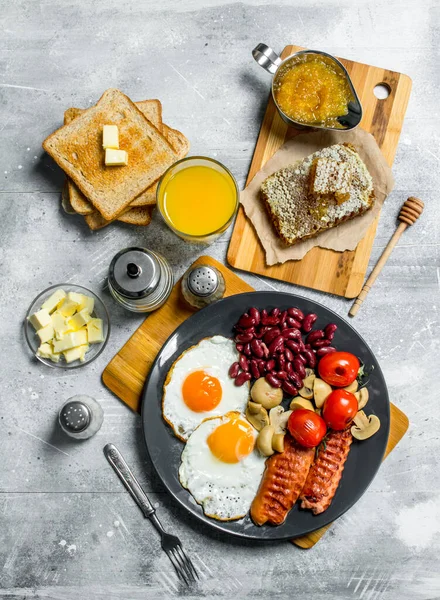Английский Завтрак Разнообразные Закуски Апельсиновым Соком Деревенском Фоне — стоковое фото