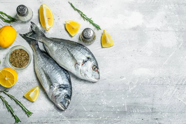 Raw Sea Fish Lemon Wedges Garlic Rustic Background — Stock Photo, Image