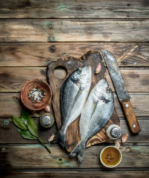 Morze Surowe Ryby Dorado Ziół Przypraw Aromatycznych Tle Drewnianych — Zdjęcie stockowe