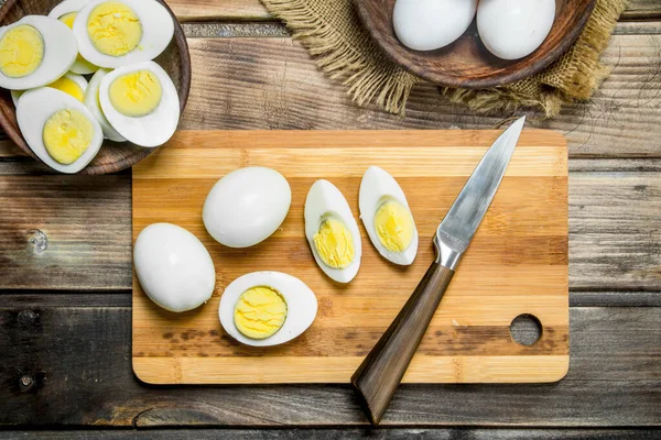 Huevos Cocidos Rodajas Tabla Cortar Sobre Fondo Madera Fotos de stock libres de derechos