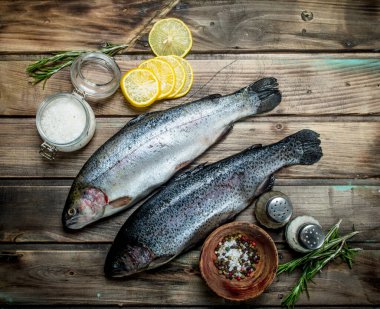 Çiğ deniz balık somon limon ve baharatlar ile. Ahşap bir arka plan üzerinde.