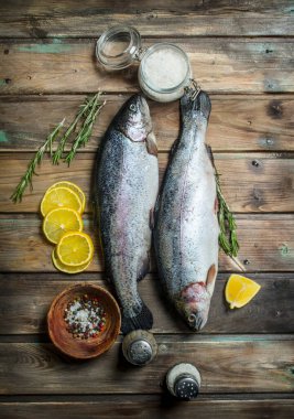 Çiğ deniz balık somon limon ve baharatlar ile. Ahşap bir arka plan üzerinde.