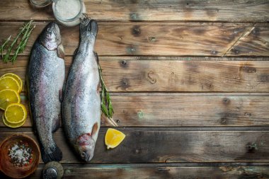 Çiğ deniz balık somon limon ve baharatlar ile. Ahşap bir arka plan üzerinde.