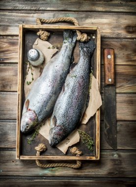 Çiğ deniz balık somon kekik ile ahşap bir tepsi. Ahşap arka plan üzerinde