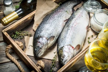 Beyaz şarap ve kekik ile ham deniz balık somon. Ahşap arka plan üzerinde