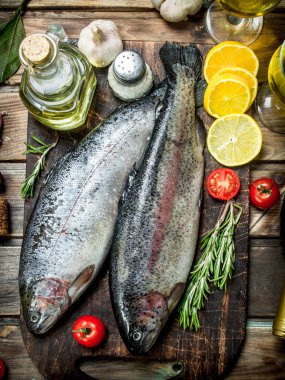 Çiğ deniz balıkla beyaz şarap ve otlar. Ahşap bir arka plan üzerinde.