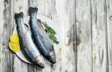 Çiğ balık somon otlar ve limon ile. Rustik arka plan üzerinde