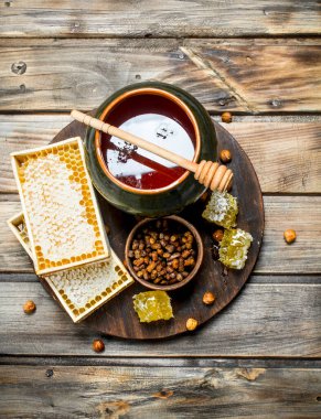 Taze bal gemide. Ahşap bir arka plan üzerinde.