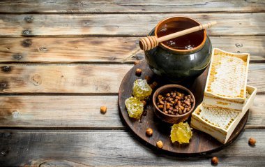 Taze bal gemide. Ahşap bir arka plan üzerinde.