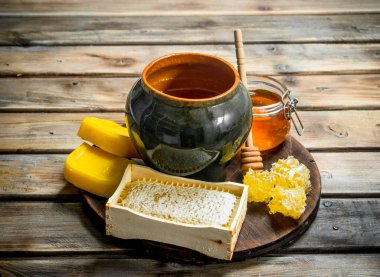 Çeşitli arı tatlım. Ahşap bir arka plan üzerinde.