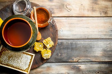 Çeşitli arı tatlım. Ahşap bir arka plan üzerinde.