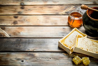 Çeşitli arı tatlım. Ahşap bir arka plan üzerinde.