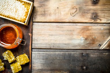 Arı bal eski panosunda. Ahşap bir arka plan üzerinde.