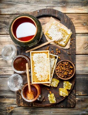 Tatlım farklı türde ürün yelpazesine. Ahşap bir arka plan üzerinde.