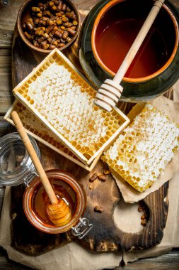 Tatlım farklı türde ürün yelpazesine. Ahşap bir arka plan üzerinde.