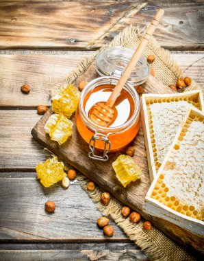 Doğal bal fındık ile. Ahşap bir arka plan üzerinde.