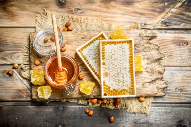 Doğal bal fındık ile. Ahşap bir arka plan üzerinde.