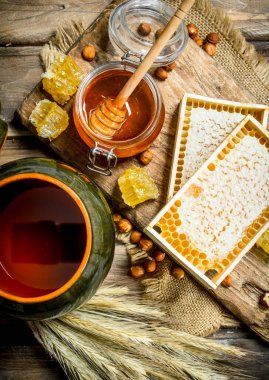 Doğal bal fındık ile. Ahşap bir arka plan üzerinde.
