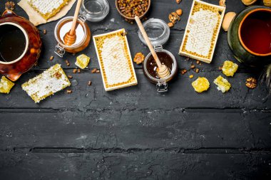 Tatlım farklı türleri. Siyah bir rustik arka planda.