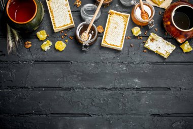 Tatlım farklı türleri. Siyah bir rustik arka planda.