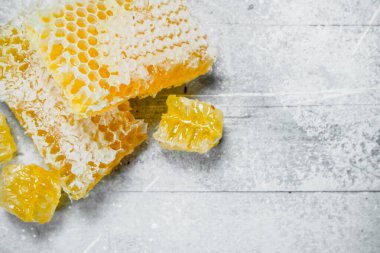 Peteğin doğal bal. Rustik bir arka plan üzerinde.