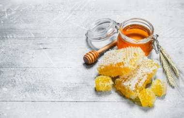 Peteğin doğal bal. Rustik bir arka plan üzerinde.