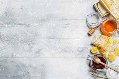 Tatlım farklı türleri. Rustik bir arka plan üzerinde.