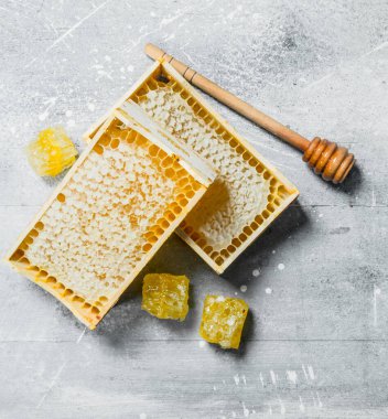 Ahşap peteğin tatlım. Rustik bir arka plan üzerinde.