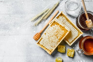 Aralık türü doğal bal. Rustik bir arka plan üzerinde.