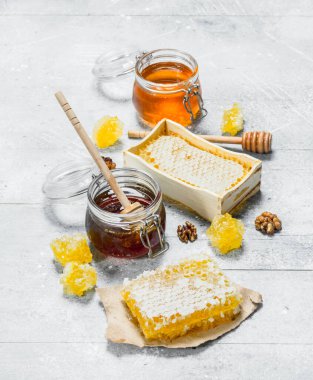 Aralık türü doğal bal. Rustik bir arka plan üzerinde.