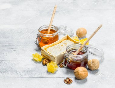 Aralık türü doğal bal. Rustik bir arka plan üzerinde.