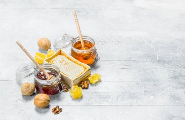 Aralık türü doğal bal. Rustik bir arka plan üzerinde.