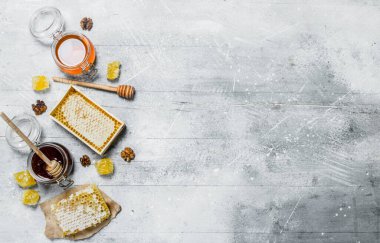 Aralık türü doğal bal. Rustik bir arka plan üzerinde.