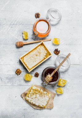 Aralık türü doğal bal. Rustik bir arka plan üzerinde.