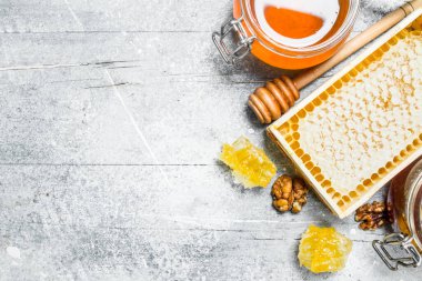 Aralık türü doğal bal. Rustik bir arka plan üzerinde.