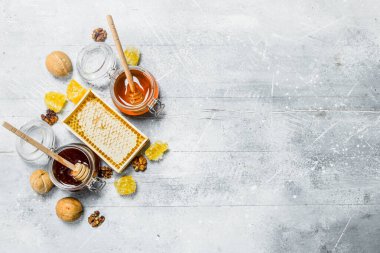 Aralık türü doğal bal. Rustik bir arka plan üzerinde.