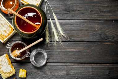 Tatlım farklı türde ürün yelpazesine. Ahşap bir arka plan üzerinde.