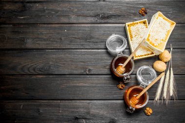 Tatlım farklı türde ürün yelpazesine. Ahşap bir arka plan üzerinde.