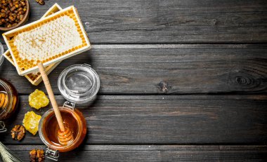 Tatlım farklı türde ürün yelpazesine. Ahşap bir arka plan üzerinde.