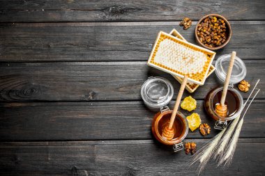 Tatlım farklı türde ürün yelpazesine. Ahşap bir arka plan üzerinde.