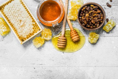 Doğal bal farklı türleri. Rustik bir arka plan üzerinde.