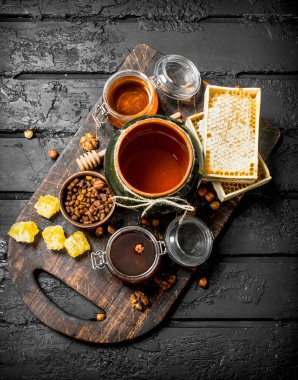 Tatlım farklı türde ürün yelpazesine. Rustik siyah arka plan üzerine.