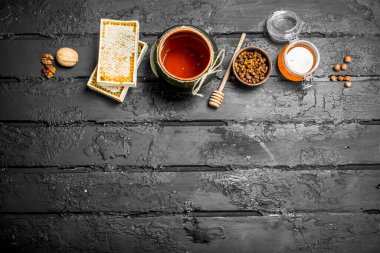 Tatlım farklı türde ürün yelpazesine. Rustik siyah arka plan üzerine.