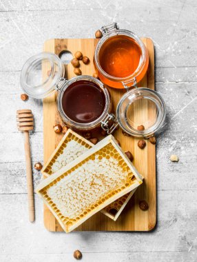 Tatlım kurulu farklı türleri. Rustik bir arka plan üzerinde.