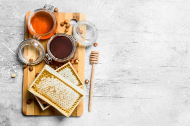 Tatlım kurulu farklı türleri. Rustik bir arka plan üzerinde.