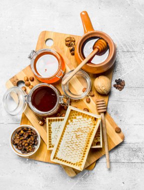 Tatlım kurulu farklı türleri. Rustik bir arka plan üzerinde.