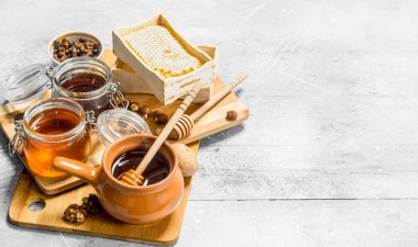 Tatlım kurulu farklı türleri. Rustik bir arka plan üzerinde.