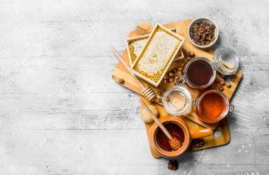 Tatlım kurulu farklı türleri. Rustik bir arka plan üzerinde.