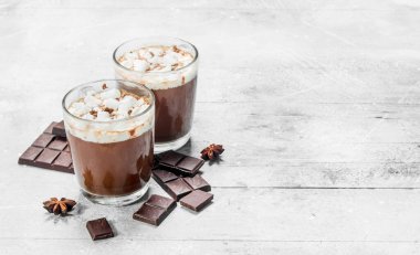 Sıcak çikolata marshmallow ile. Rustik bir arka plan üzerinde.