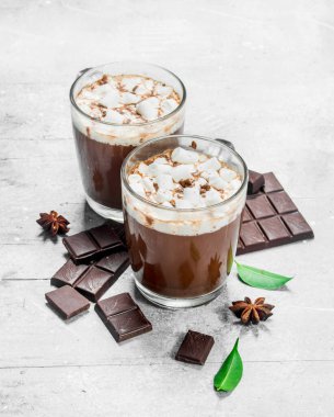 Sıcak çikolata marshmallow ile. Rustik bir arka plan üzerinde.